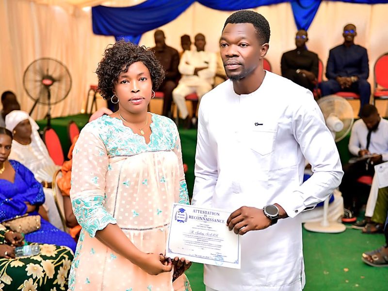 Remise de certificat à un élève accompagné de sa famille