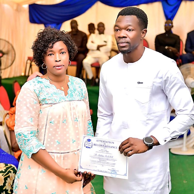 Remise de certificat à un élève accompagné de sa famille