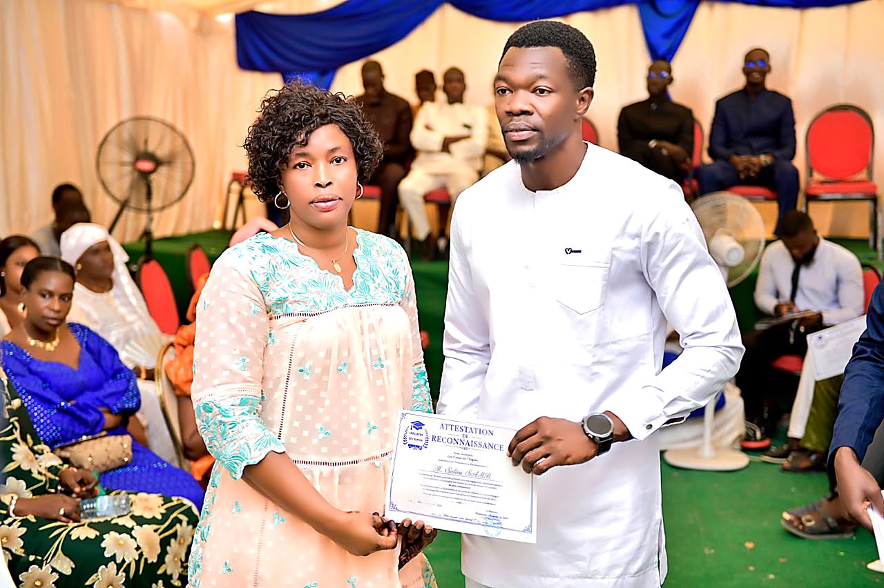 Remise de certificat à un élève accompagné de sa famille