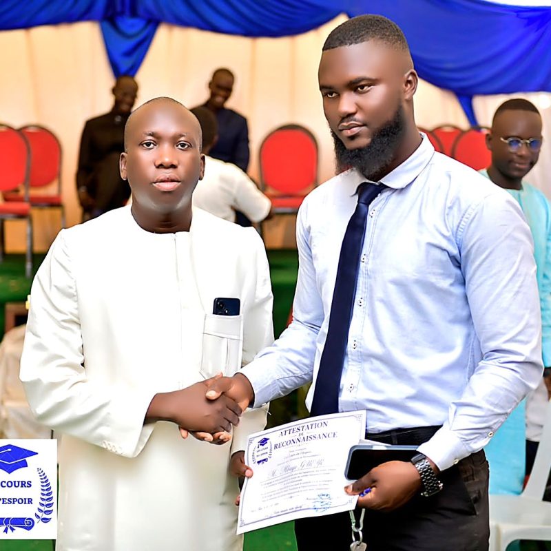 Distinction remise en présence du Directeur régional des postes de Thiès