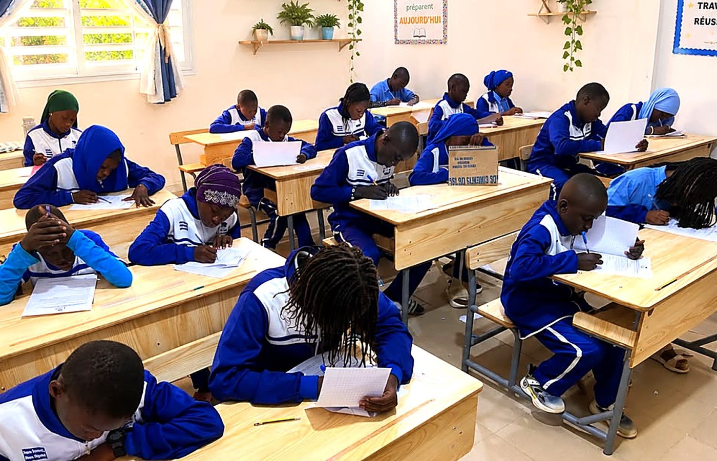 Élèves en classe aux Cours de l'Espoir