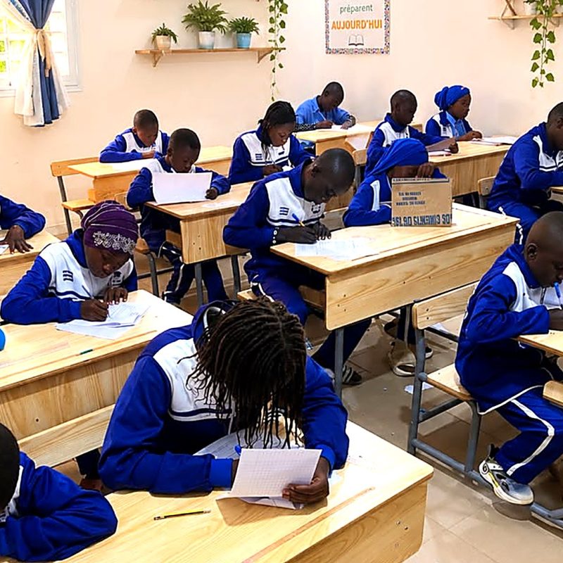 Élèves en classe aux Cours de l'Espoir