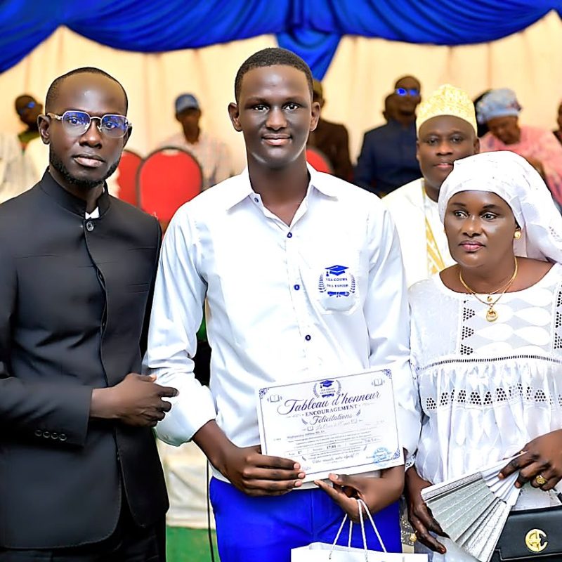 Élèves et parents lors de la remise des distinctions