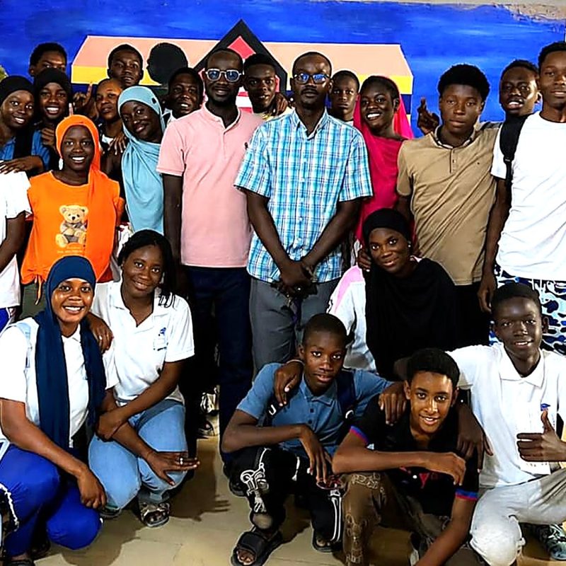 Photo de groupe des élèves et de l'équipe pédagogique