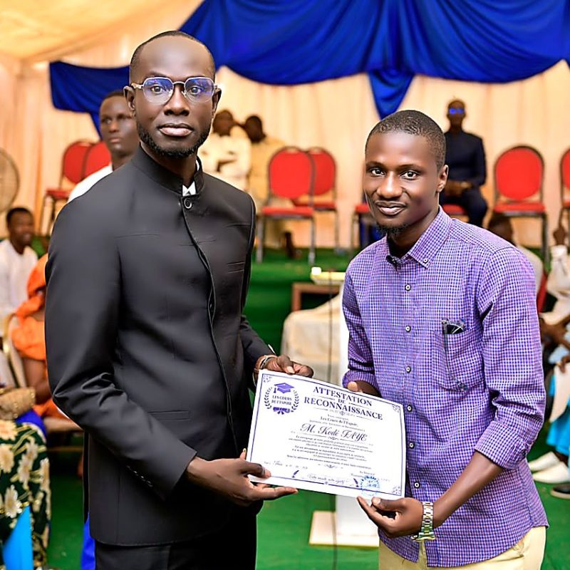 Remise de diplôme à un élève méritant